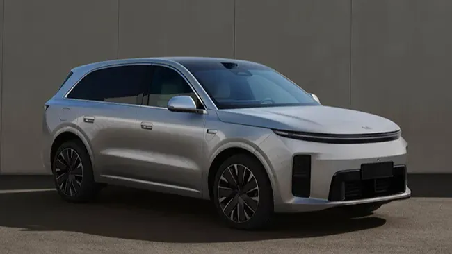 Silver Li Auto L6 extended-range SUV shown front three-quarter outdoors against a concrete wall