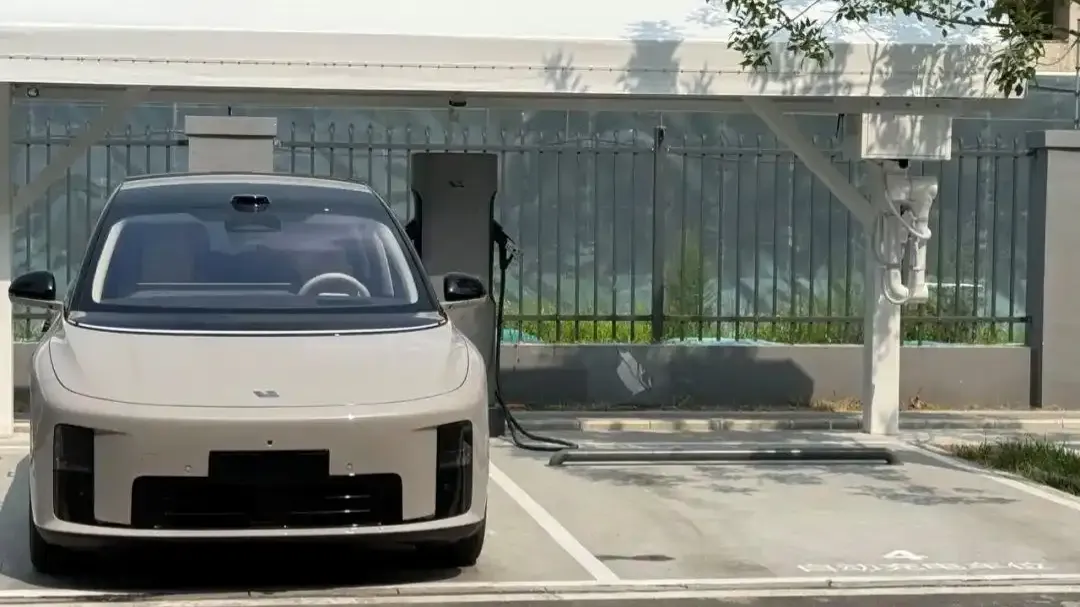 Li Auto Rear Autonomous Li Auto is testing world's first rail-based unmanned robotic EV ...
