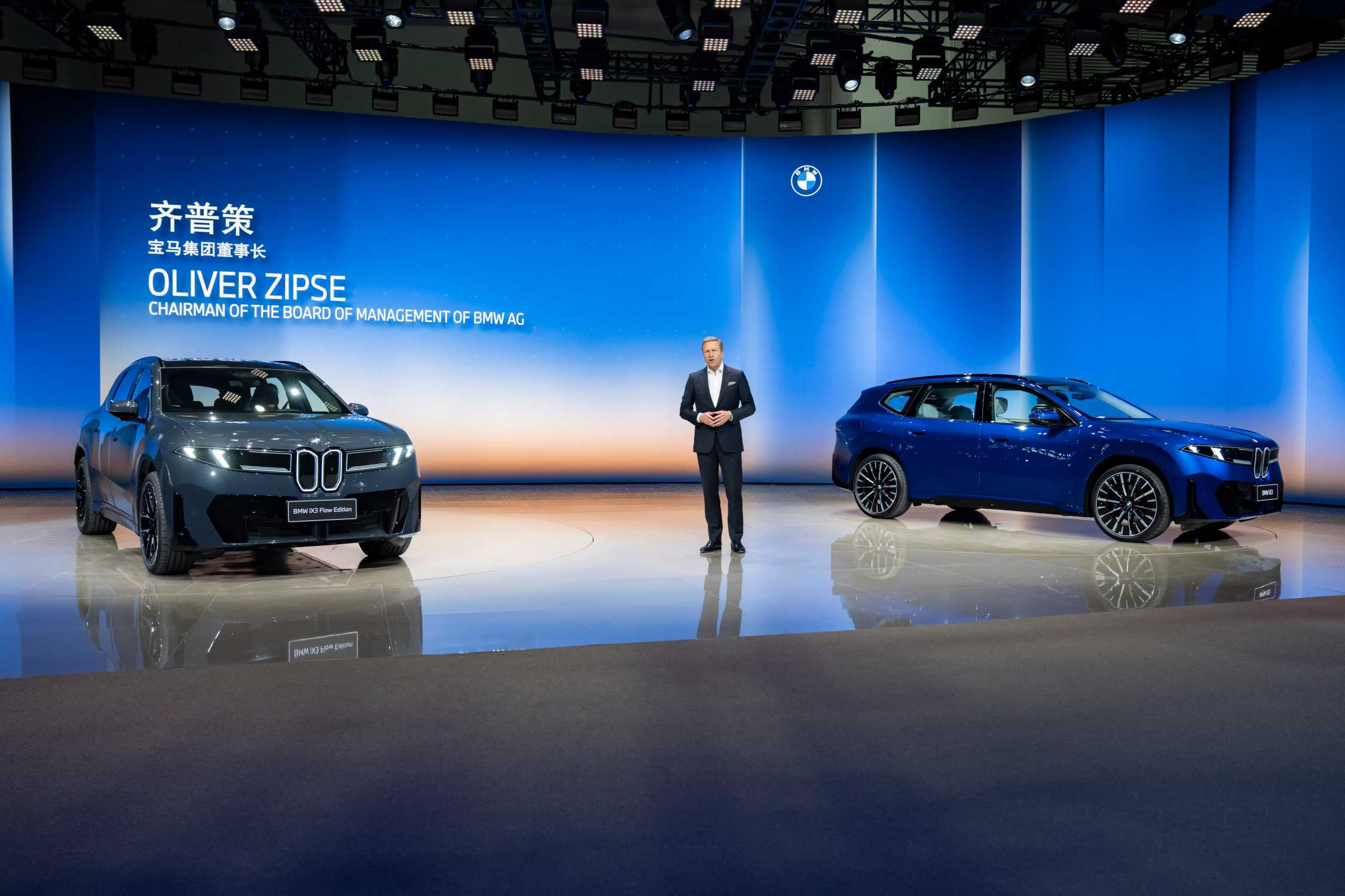 BMW iX3 Long Wheelbase shown with the E Ink-equipped BMW iX3 Flow Edition concept