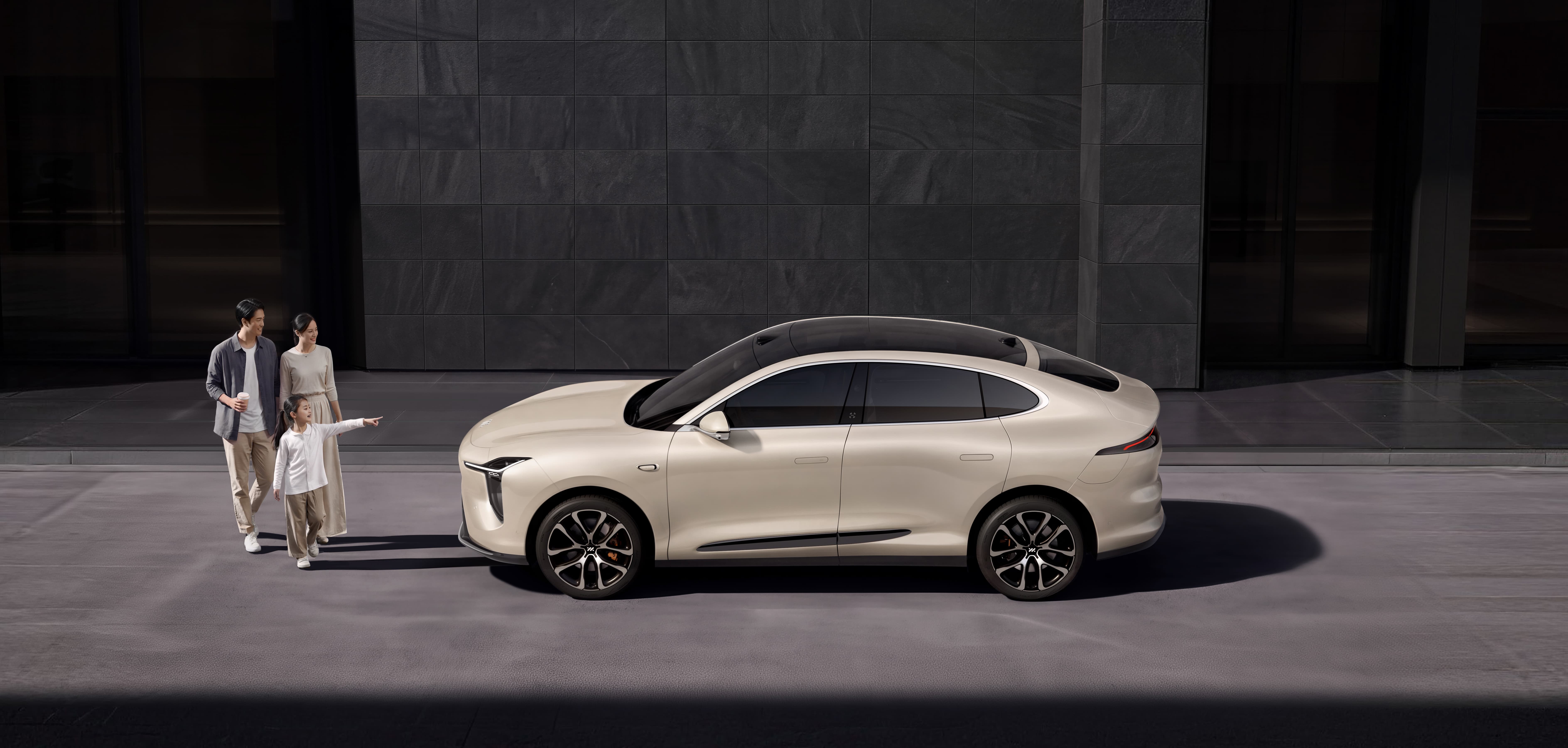 Side profile view of the new-generation IM LS6 parked on a city street, an official IM Motors product photo