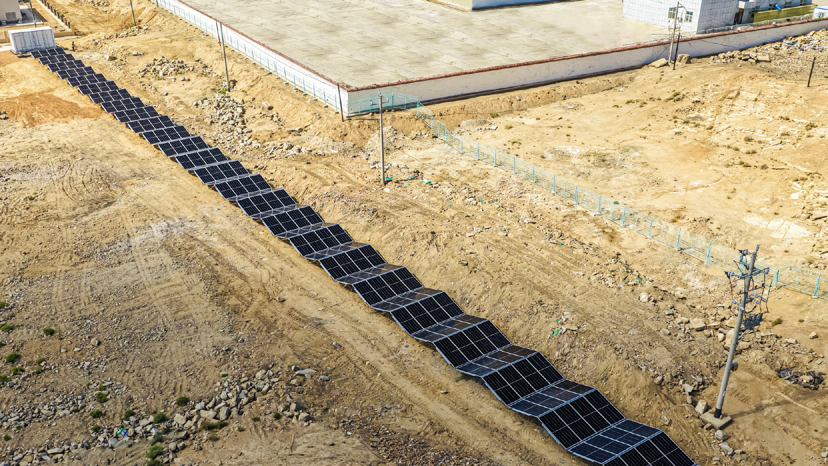 Aerial view of NIO's 144 kW solar panel array stretching across the Gobi Desert at the Xingxingxia swap station.